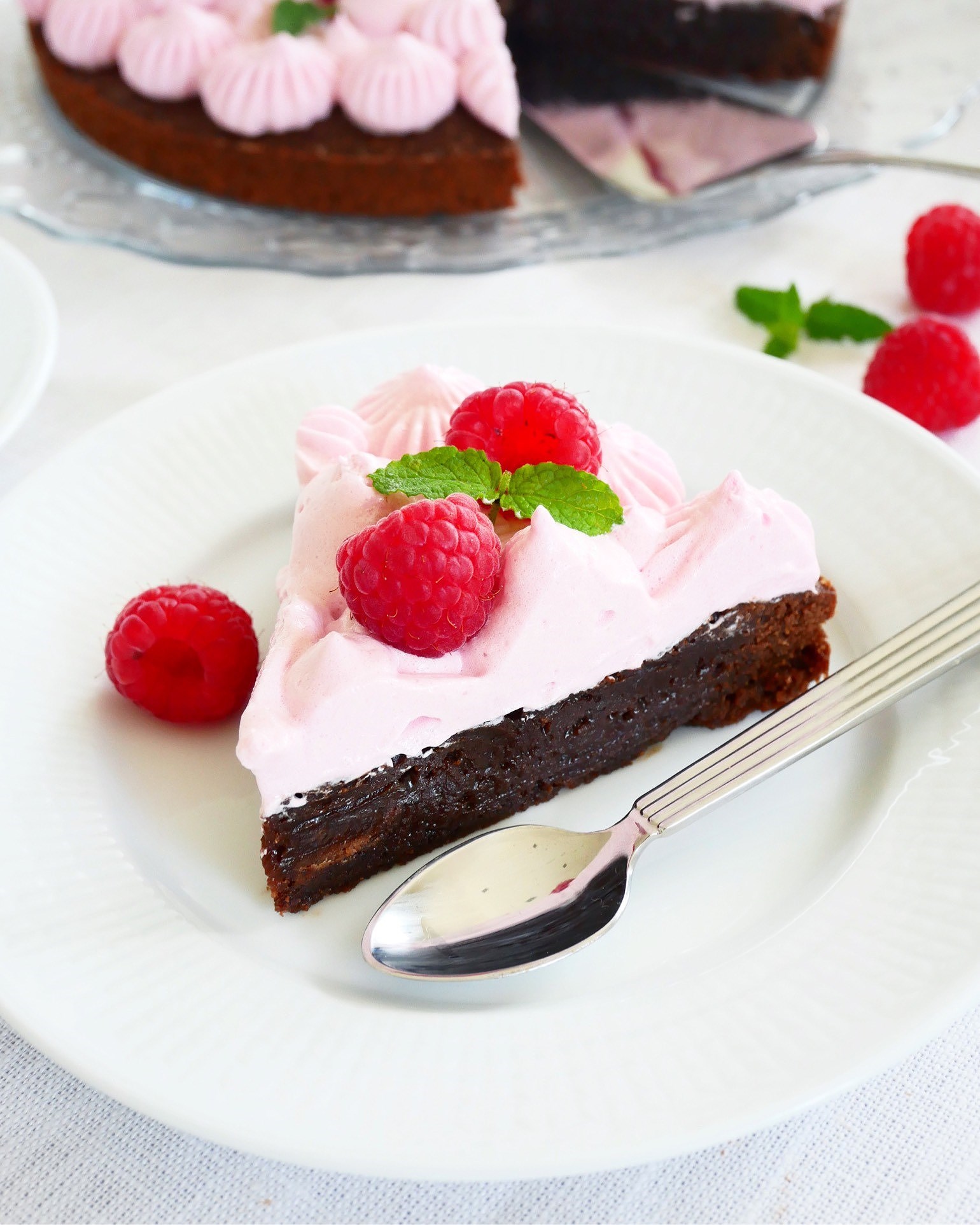 Kladdkaka med hallonmaräng Kladdkaka med hallonmaräng