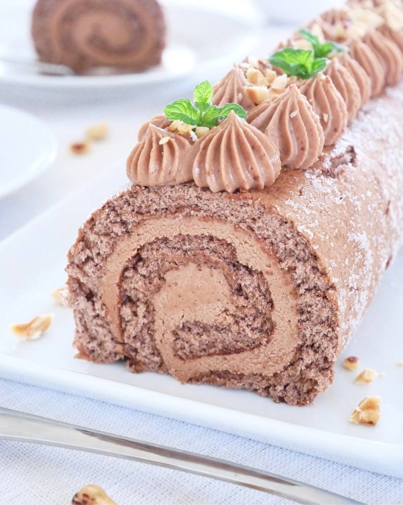 Chokladfinancier med brynt smör och nutellafrosting 12 Chokladrulltårta med chokladfyllning och dekoration av grädde och nötter.