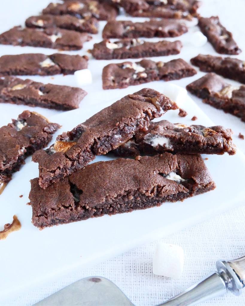 Dumlebiskvier 11 Chokladkakor med Dumle fyllning, staplade på en vit tallrik.