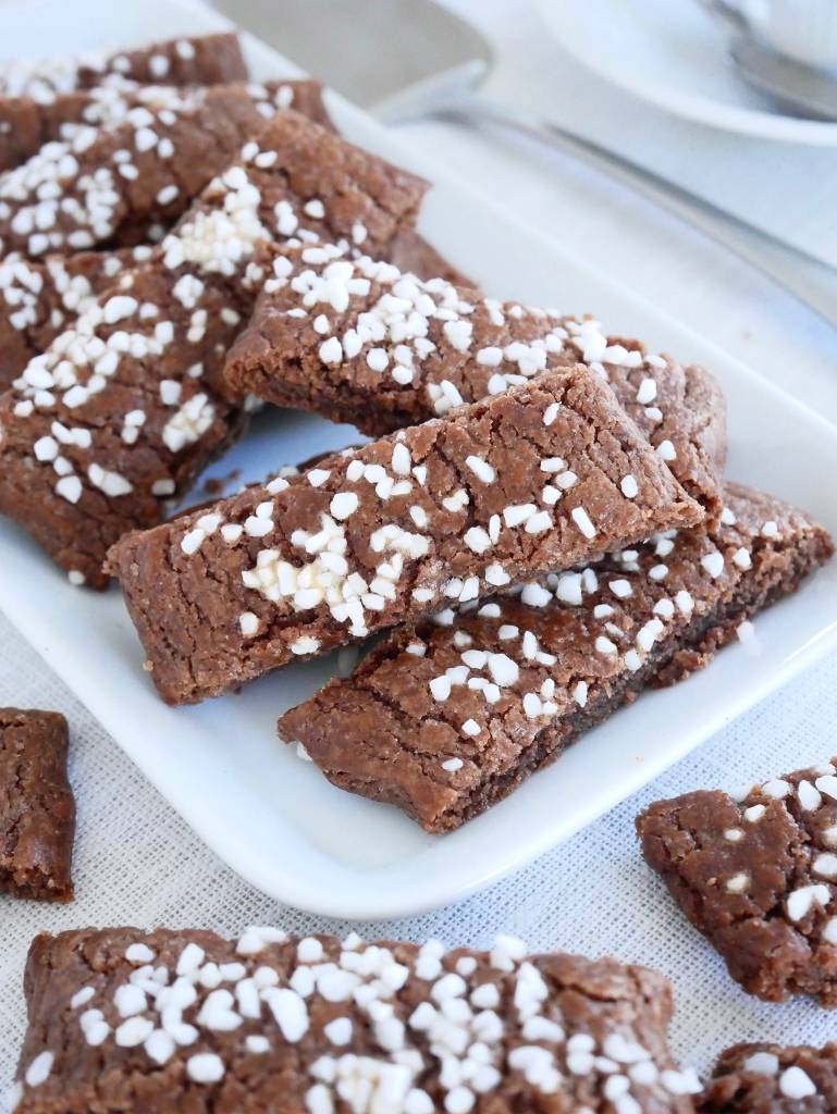 Morotssnitt 7 En tallrik med chokladsnittar som är dekorerade med pärlsocker.