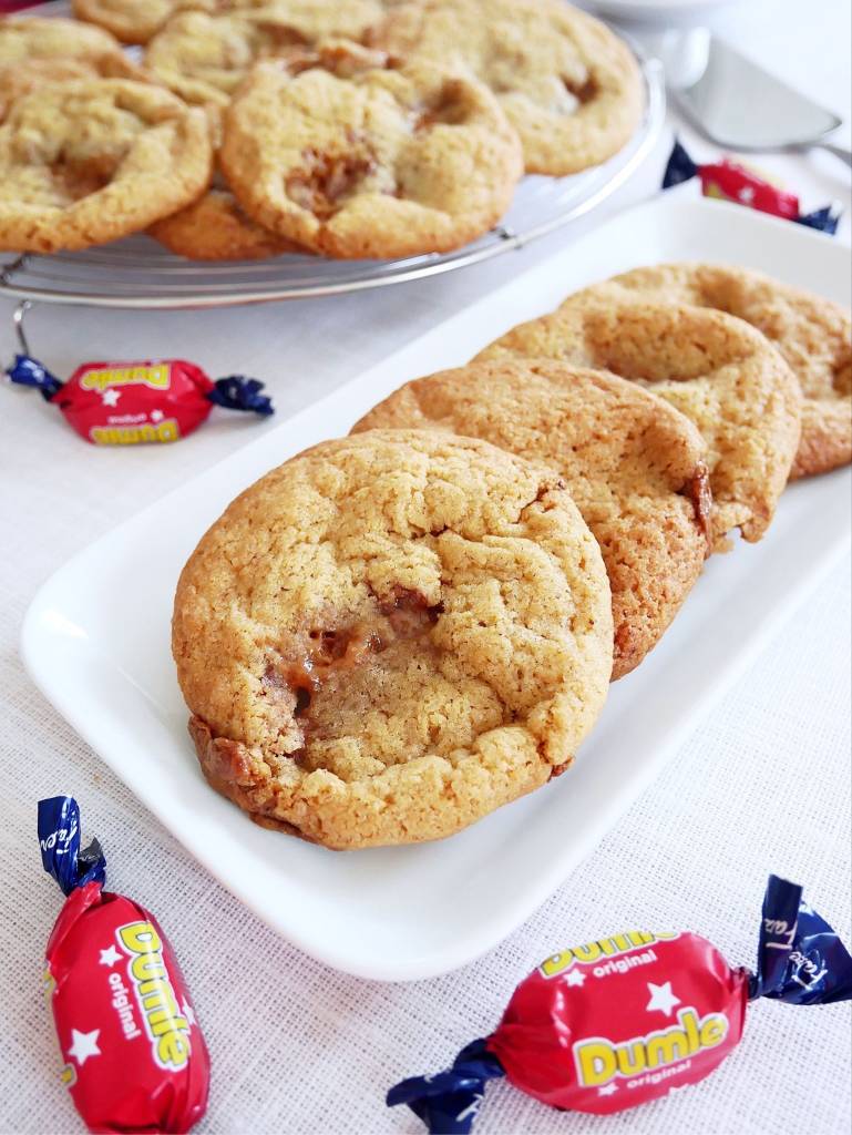 Nutellacookies 8 En tallrik med Dumle-kakor och några Dumle-godis i närheten.