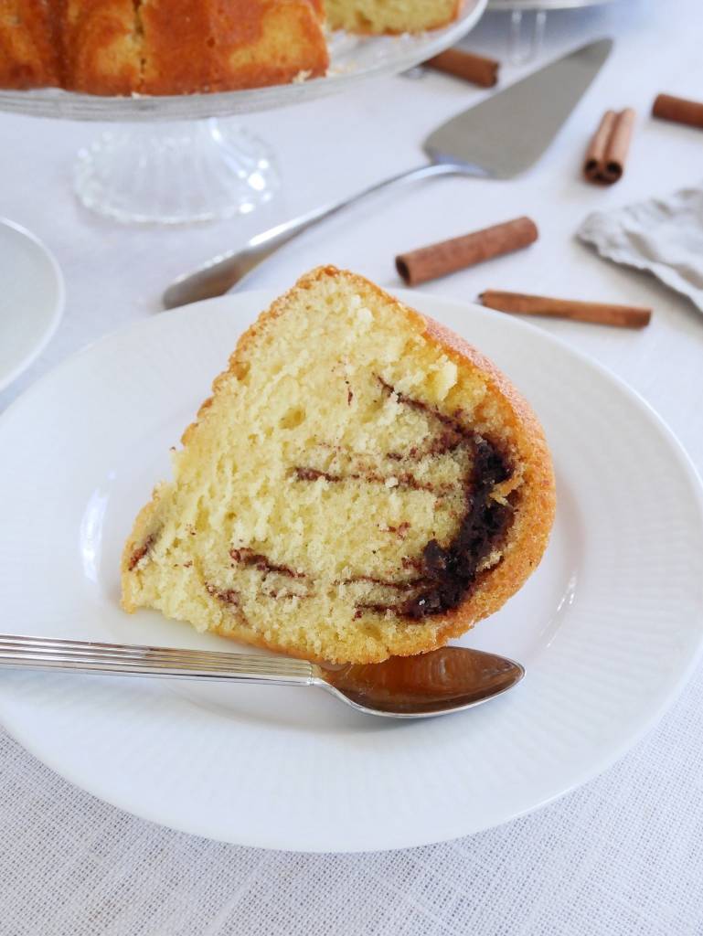 Saftig hallonkaka 9 En bit kanelbullesockerkaka med en tydlig kanelfyllning på en vit tallrik.