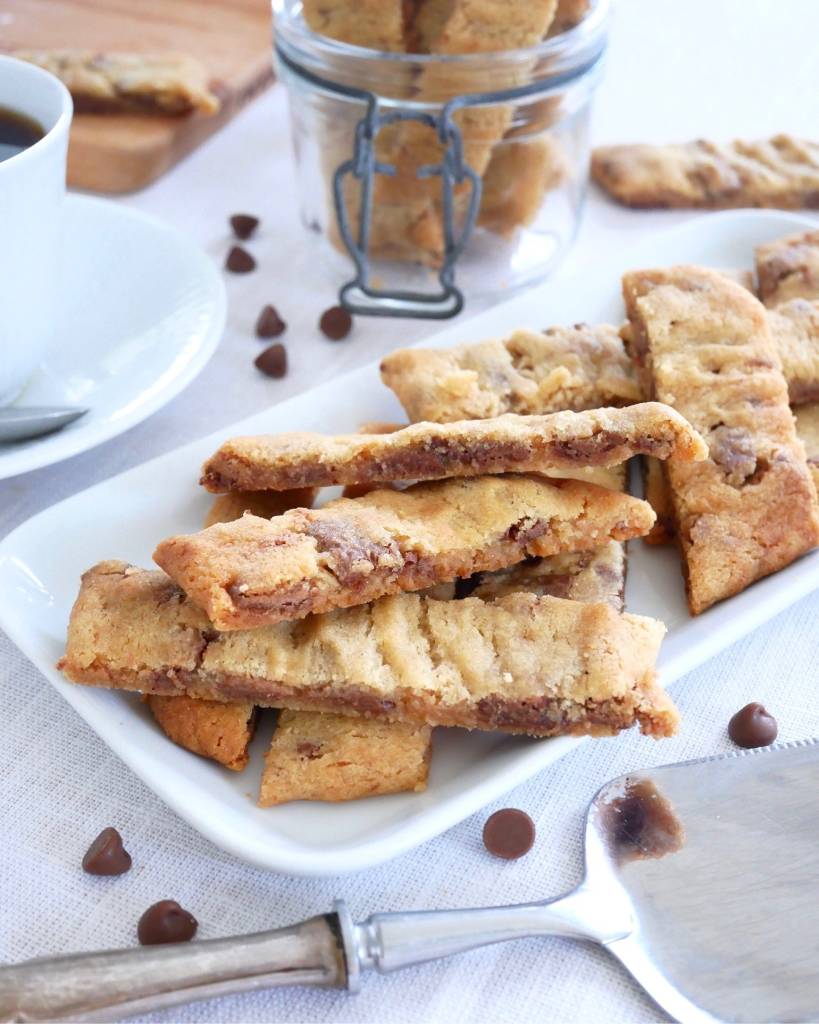 Igelkottskakor 6 En tallrik med kolasnittar fyllda med mjölkchoklad, serverade med en kopp kaffe.