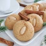 En tallrik med pepparnötter dekorerad med kanelstänger och mandlar.