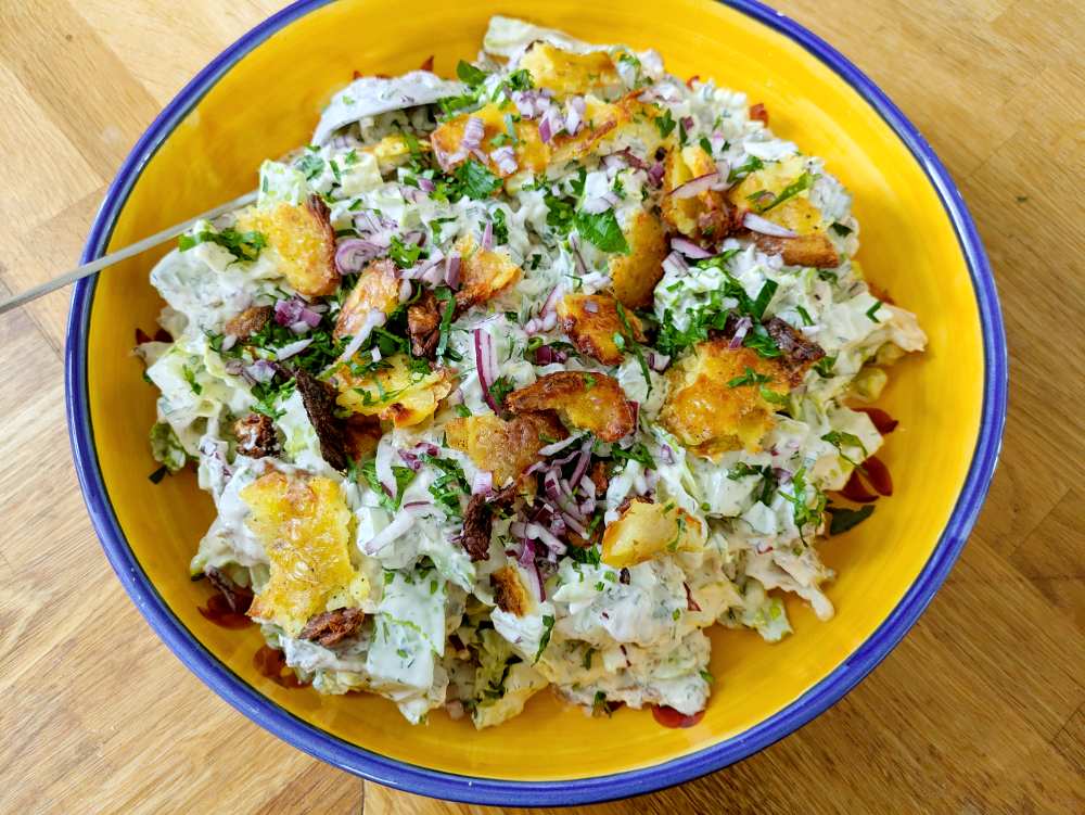 Enkel vattenmelonsallad 6 Skål med smashad potatissallad, grönsaker och krispiga bitar ovanpå.
