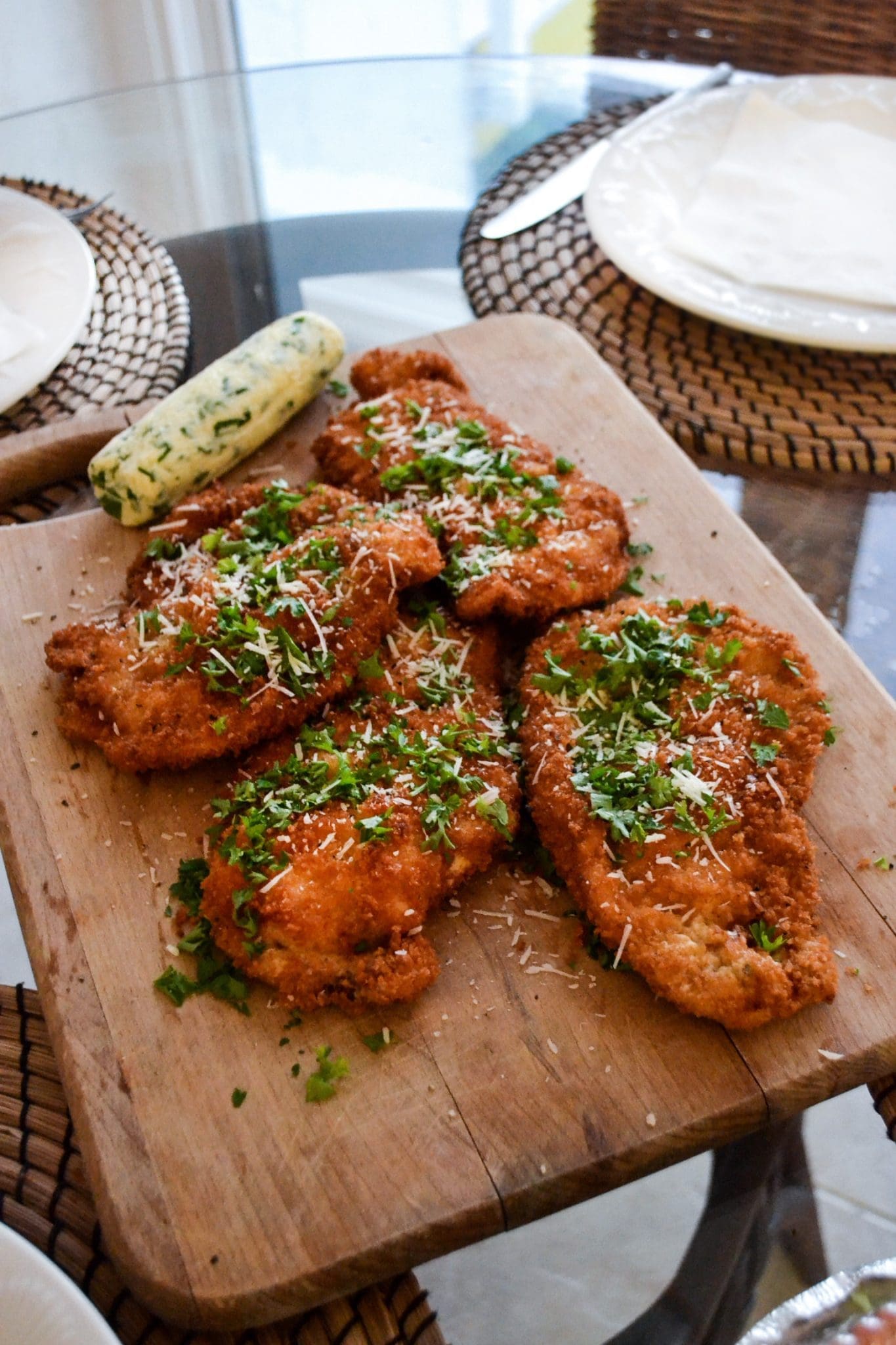 Friterad kycklingschnitzel med eget örtsmör Friterad kycklingschnitzel med eget örtsmör