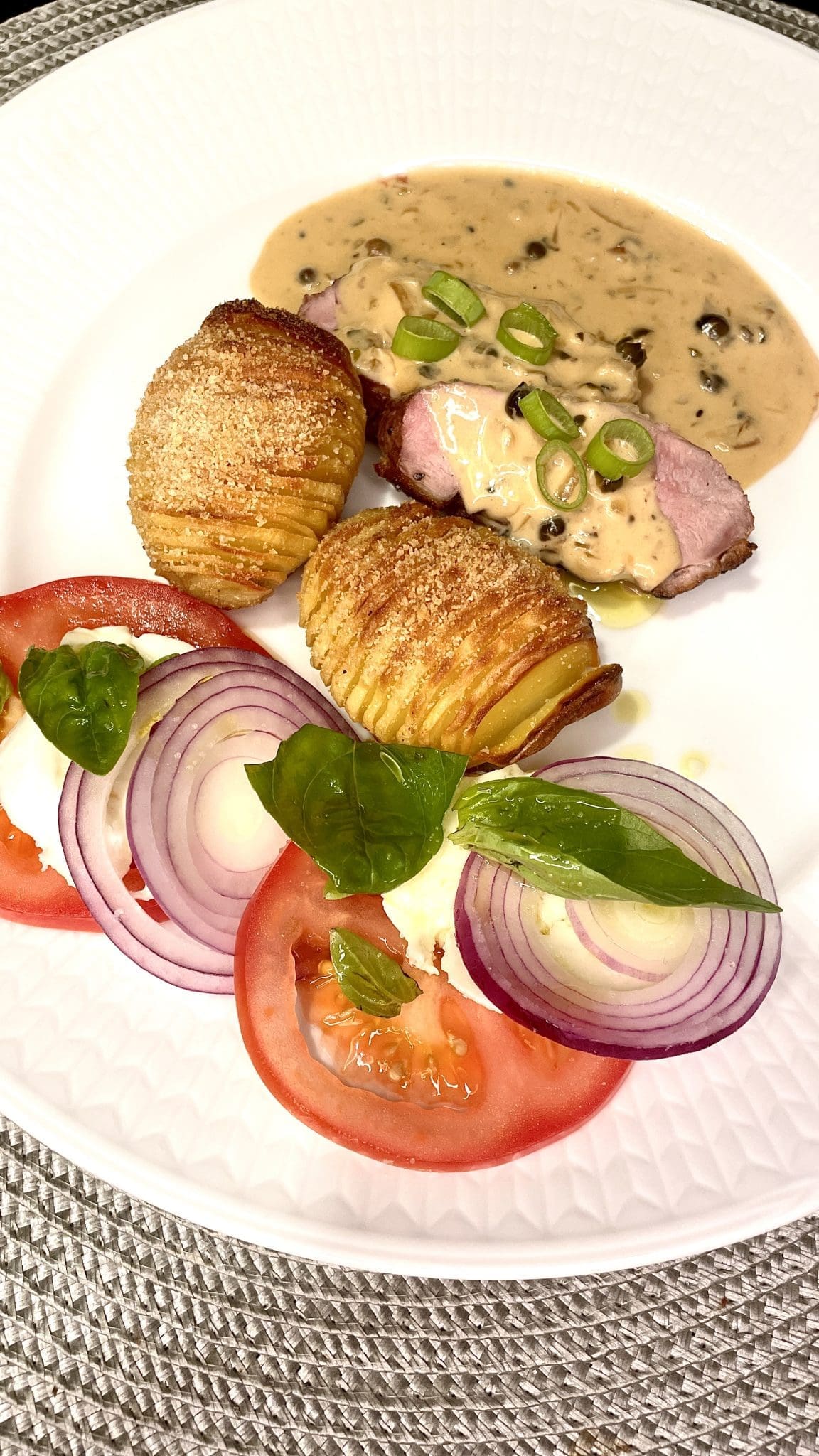Ankbröst med hasselbackspotatis och grönpepparsås Ankbröst med hasselbackspotatis och grönpepparsås