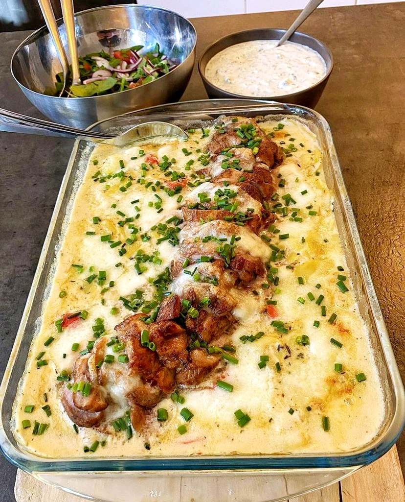 Chiligratinerad fläskytterfilé 9 En ugnsform med fläskfilé och potatisgratäng toppad med gräslök.