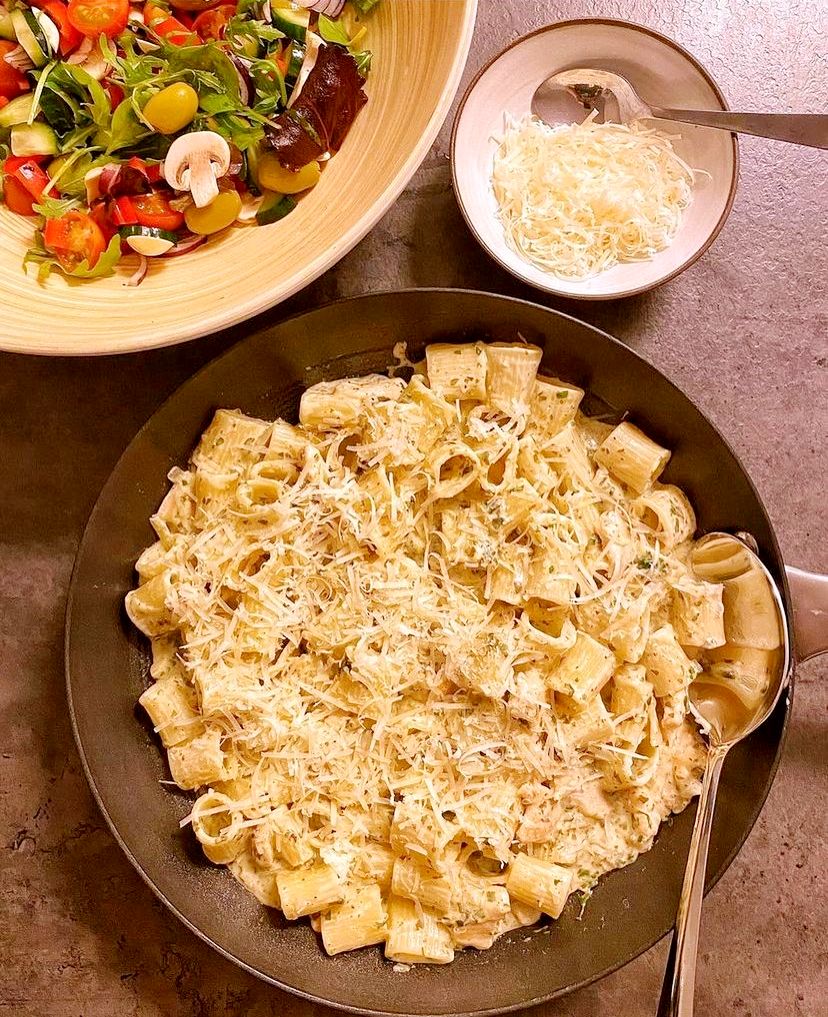 Citronkyckling 5 En skål med kycklingpasta toppad med riven parmesan och vitlök.