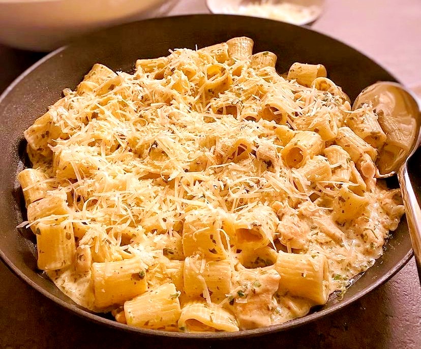 Kebabgryta med ris 6 En skål med kycklingpasta toppad med riven parmesanost och örter.