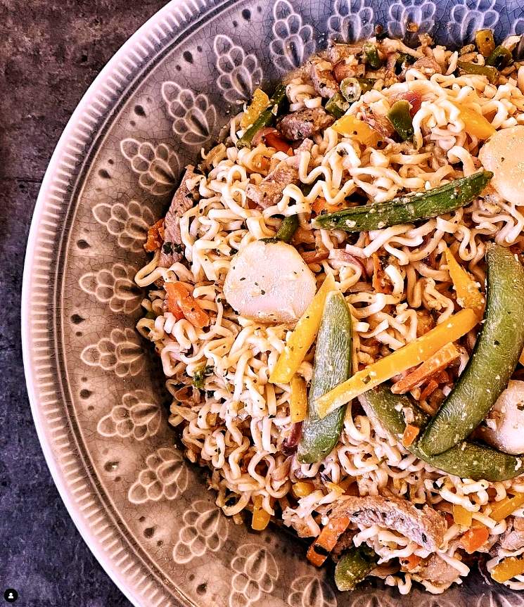 Hasselbacksfläskfilé med soltorkade tomater och fetaost 8 En skål med Pad Thai som innehåller nudlar, grönsaker och marinerad fläskfilé.