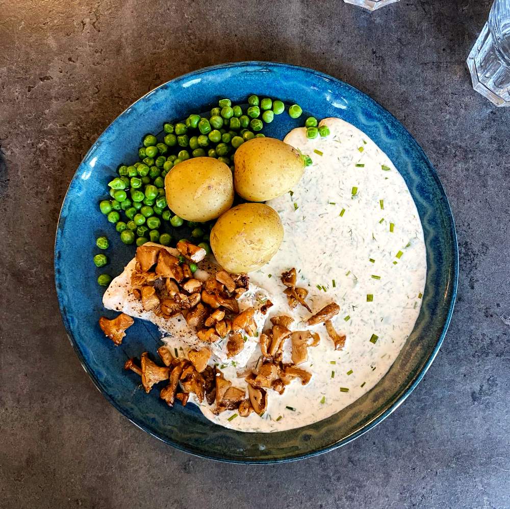 Ugnsbakad torskrygg med Sandefjordsås & smörstekta kantareller. 5 Ugnsbakad torskrygg med Sandefjordsås & smörstekta kantareller. | Receptskatt
