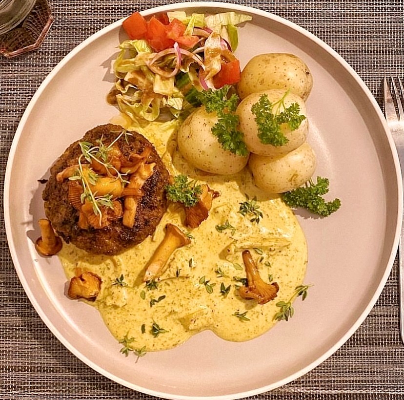 Saftiga nötfärsbiffar med kantarellsås 4 Saftiga nötfärsbiffar med kantarellsås | Receptskatt