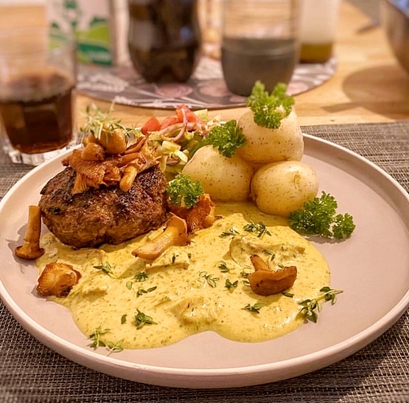 Saftiga nötfärsbiffar med kantarellsås Saftiga nötfärsbiffar med kantarellsås