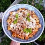 Tallrik med pasta, salsiccia, parmesan och färsk basilika.