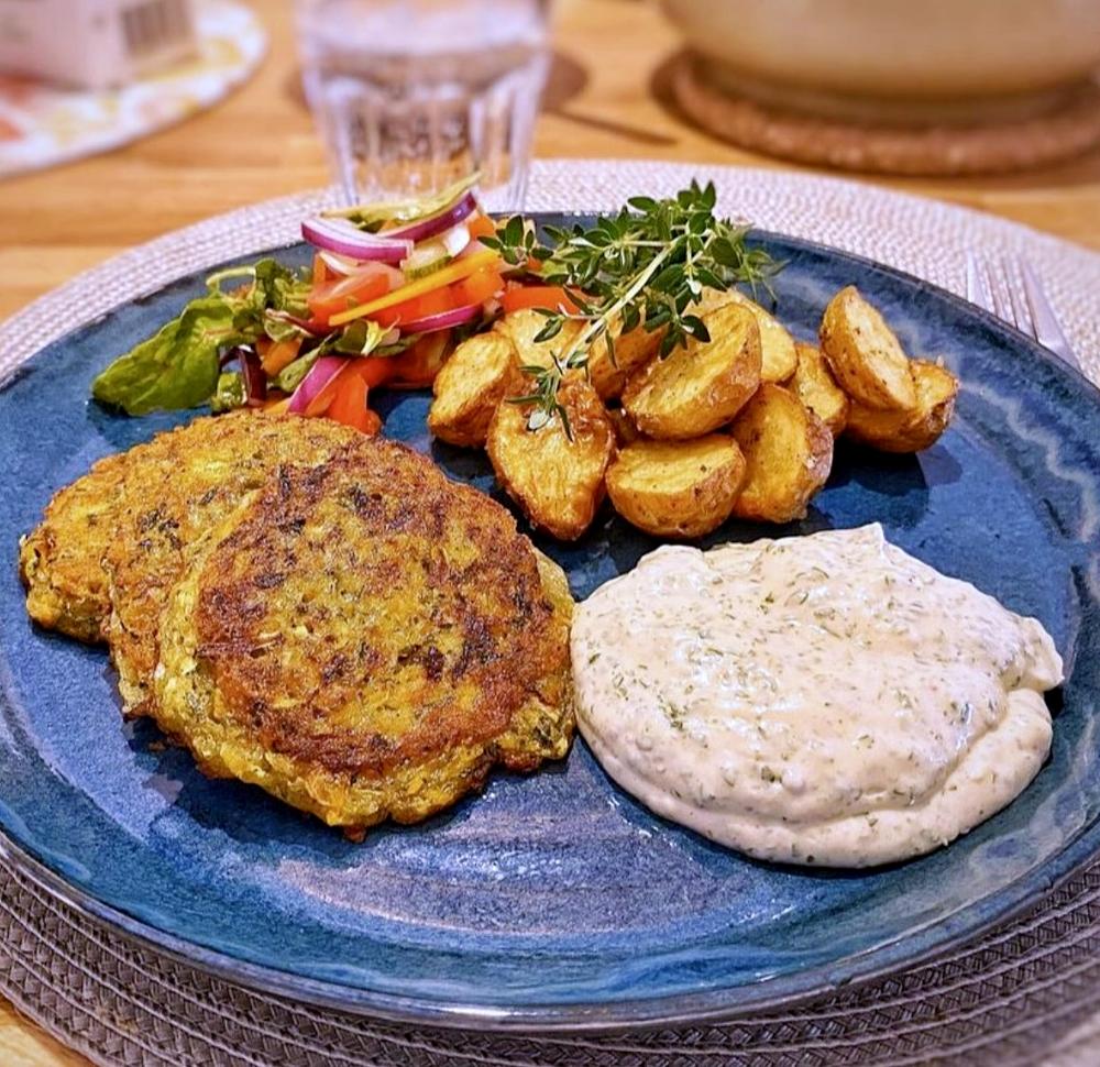 Zucchini- och morotsbiffar med fetaost Zucchini- och morotsbiffar med fetaost