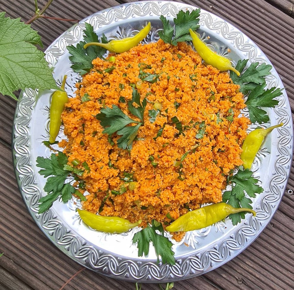 Enkel vattenmelonsallad 7 En tallrik med kisir bulgursallad dekorerad med grön paprika och persilja.
