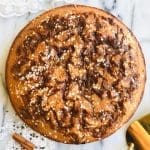 Kanelbullekladdkaka med kanel och pärlsocker på en marmorplatta.