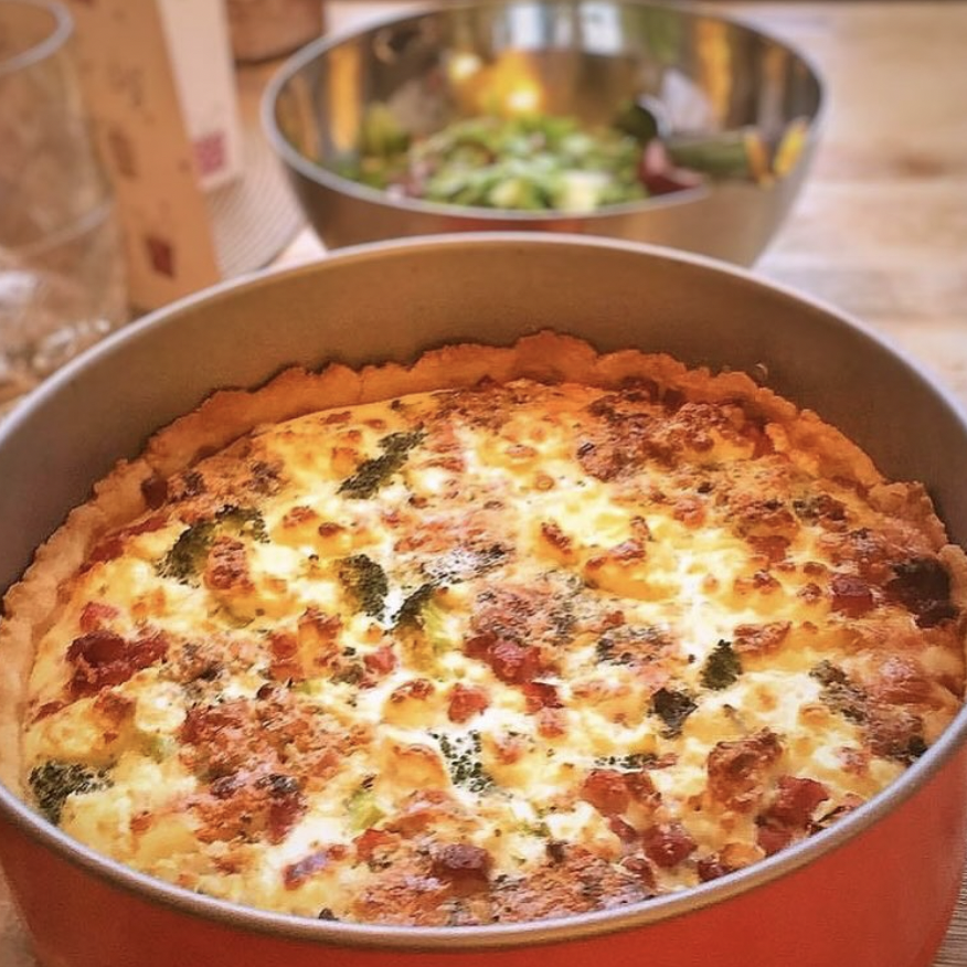 Gruyère- och ramslökspaj med röstiskal 8 Grönsaksfylld paj med broccoli, bacon och ost i en rund form.