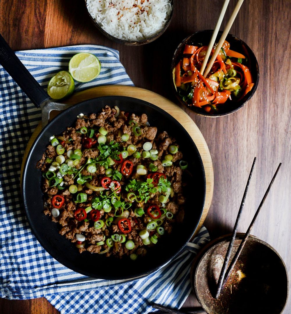 Fläskfärswok med gurk- och morotssallad med asiatiska smaker Fläskfärswok med gurk- och morotssallad med asiatiska smaker