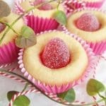 Bakade godsaker i rosa formar med gelépraliner på toppen, dekorerade med växtdetaljer.