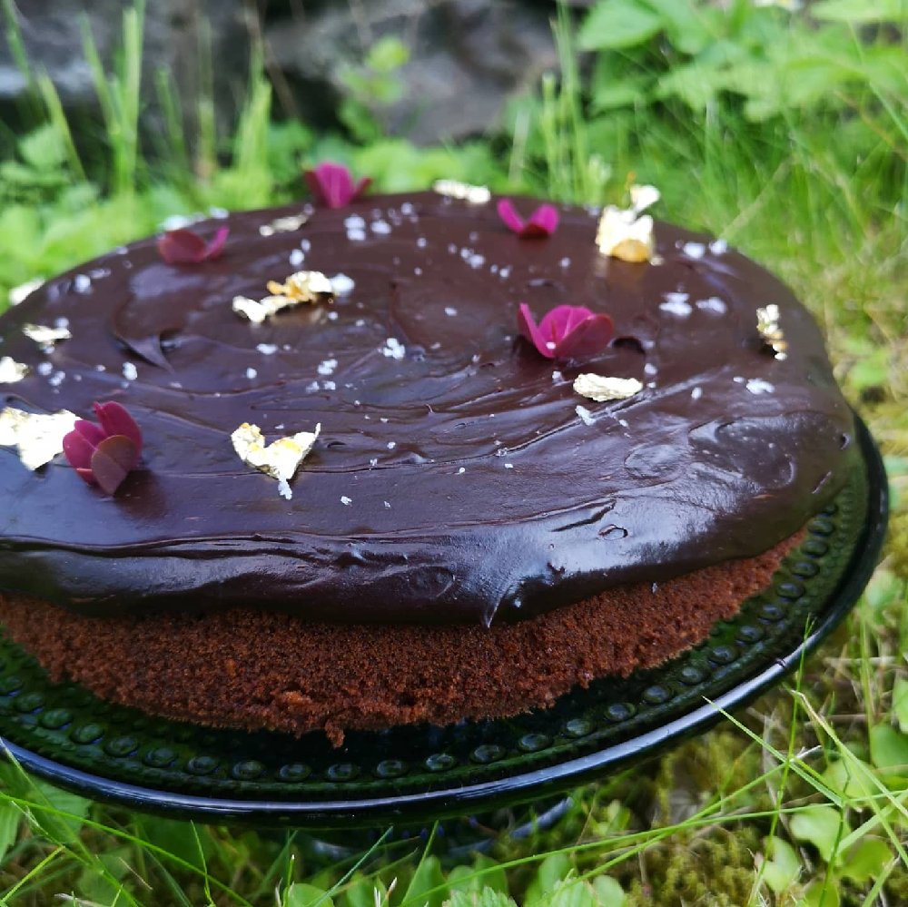 Glutenfri chokladkaka med dekadent chokladglasyr Glutenfri chokladkaka med dekadent chokladglasyr