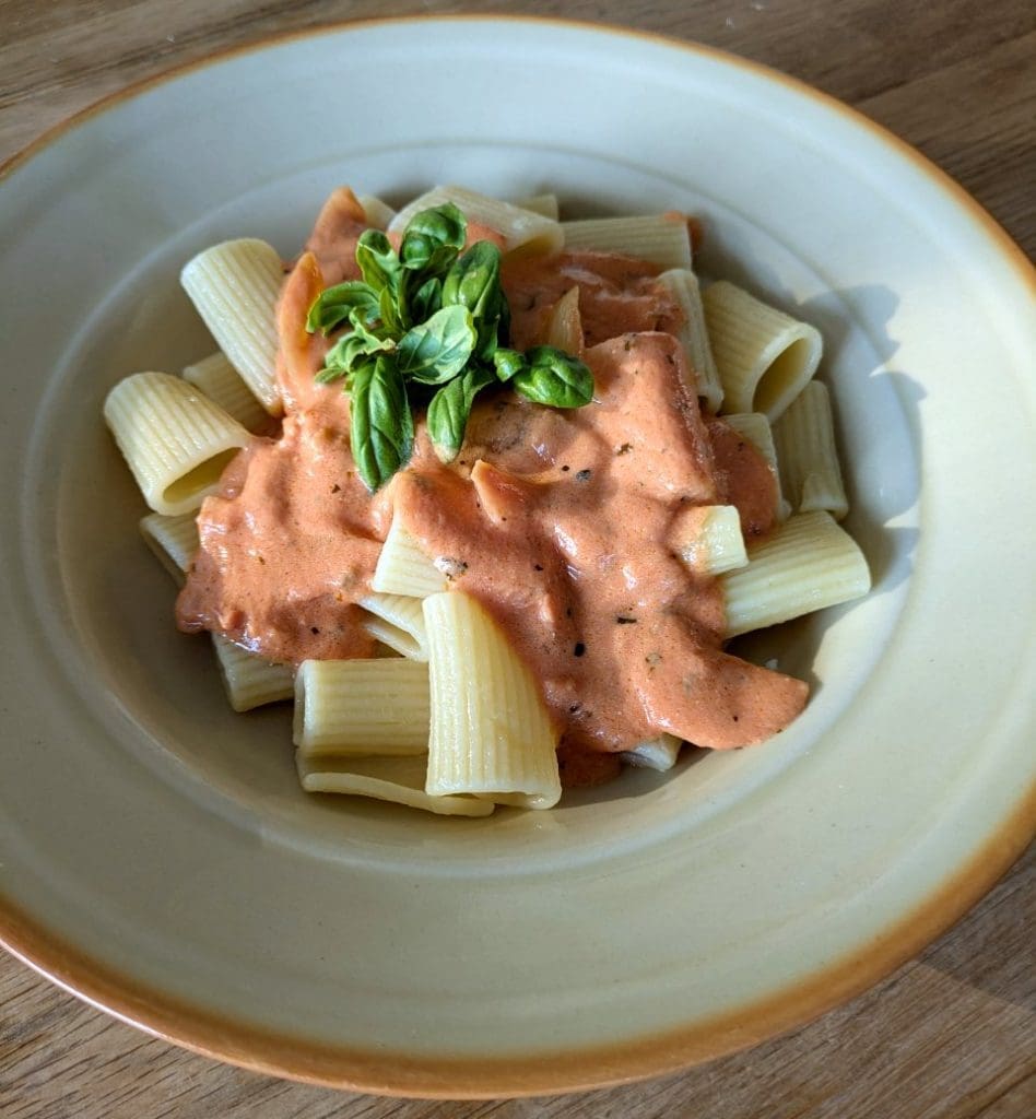 Italienska köttbullar 8 En skål med pasta och tomatsås toppad med färsk basilika.