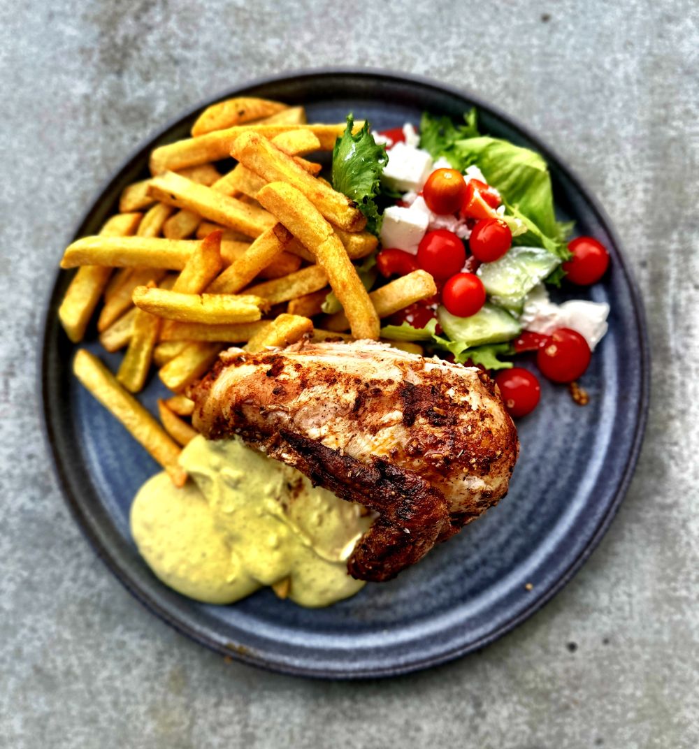 Spatchcock kyckling med pommes och currydressing Spatchcock kyckling med pommes och currydressing
