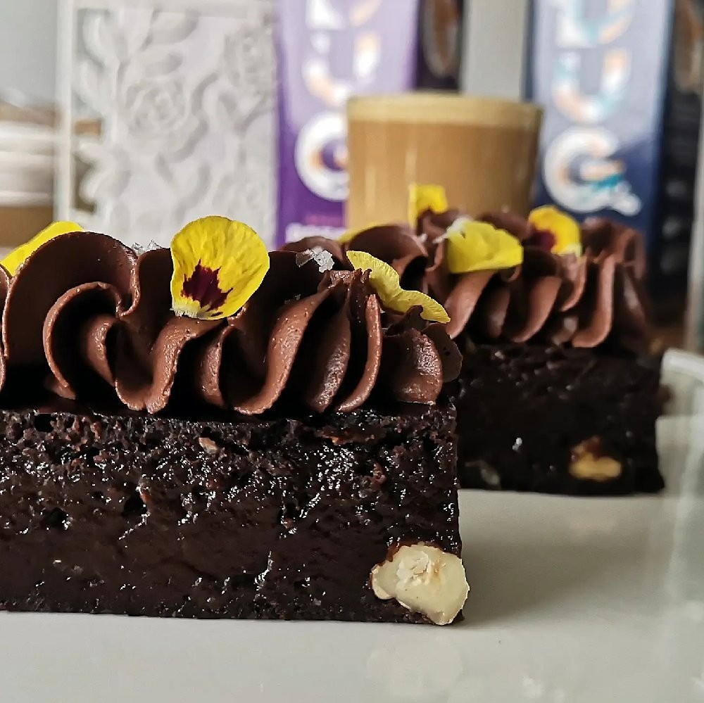 Vegansk hasselnötsbrownie med vispad chokladganache Vegansk hasselnötsbrownie med vispad chokladganache