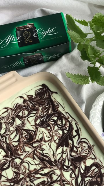 Glasstårta med jordgubbar och daim 11 En dessert med mintgrön fyllning och chokladmönster, med en After Eight-förpackning i bakgrunden.