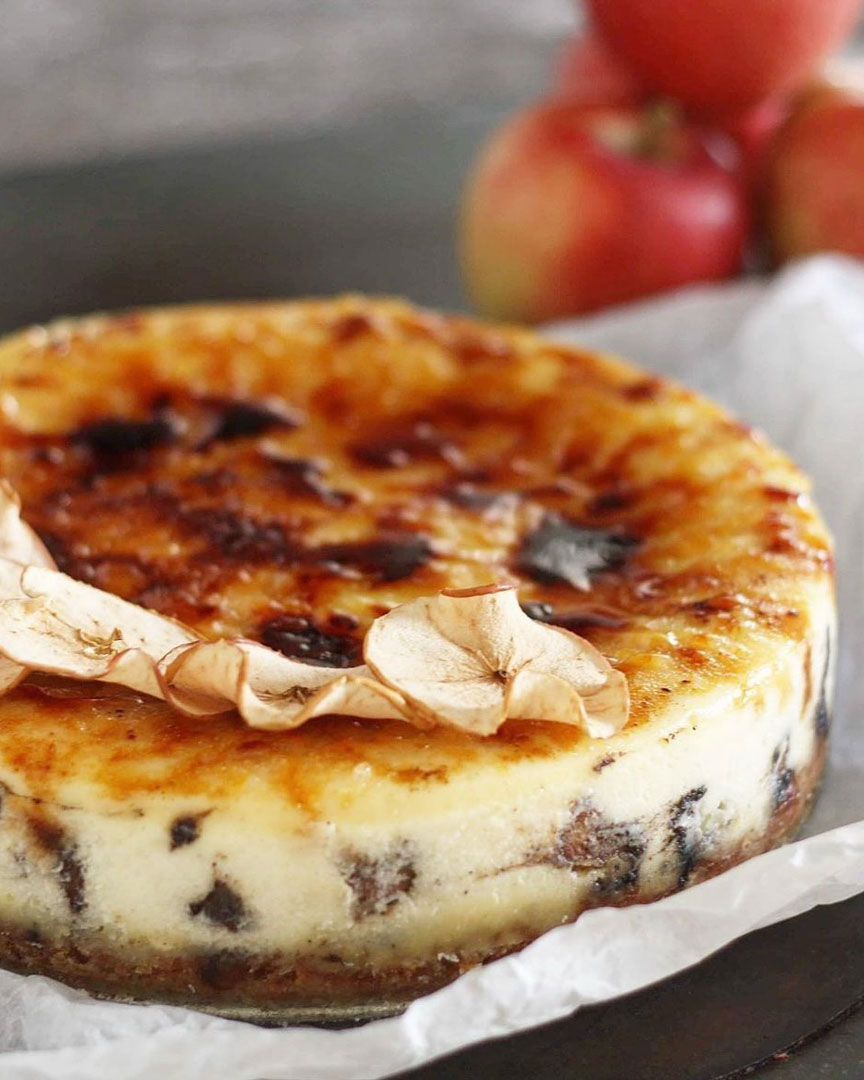 Karamelliserad äppelcheesecake på kolabotten Karamelliserad äppelcheesecake på kolabotten
