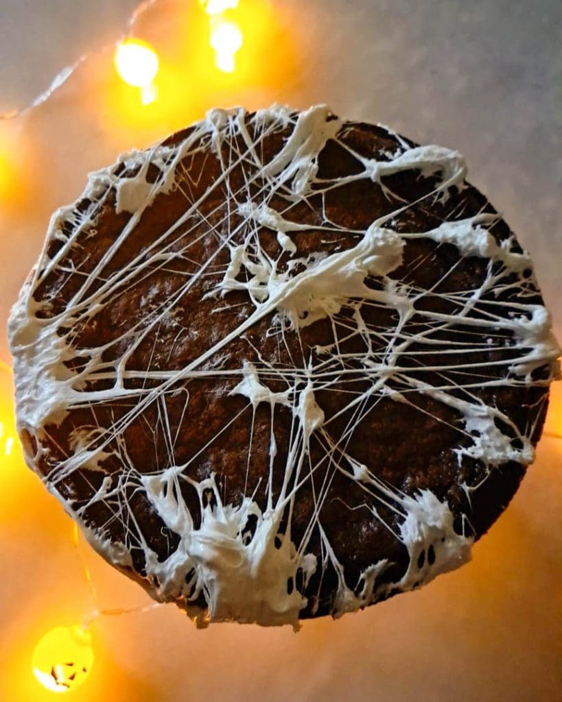Kladdkaka med läskigt spindelnät 4 Kladdkaka med läskigt spindelnät | Receptskatt