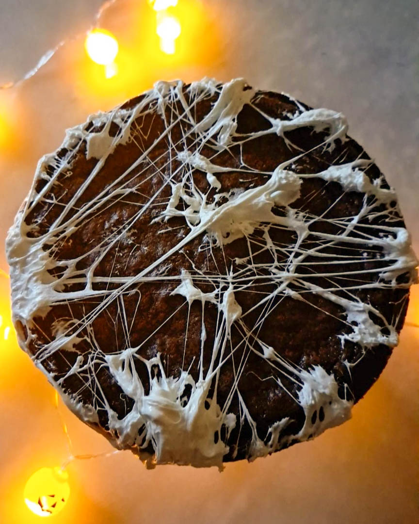 Kladdkaka med läskigt spindelnät Kladdkaka med läskigt spindelnät