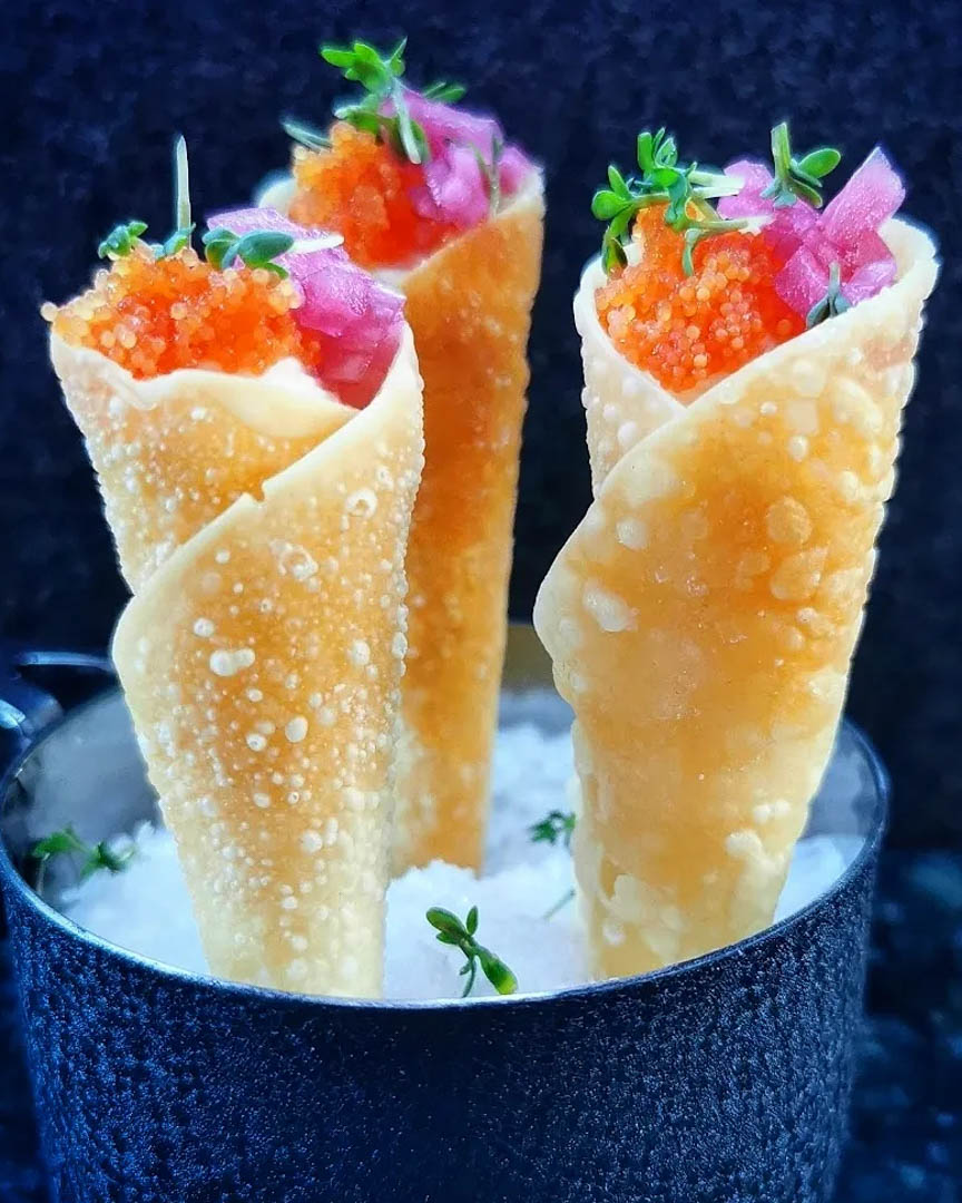 Wontonstrutar fyllda med vispad smetana och rom Wontonstrutar fyllda med vispad smetana och rom