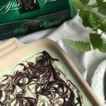 En After Eight glasstårta med grön mintfyllning och chokladmönster i en form.