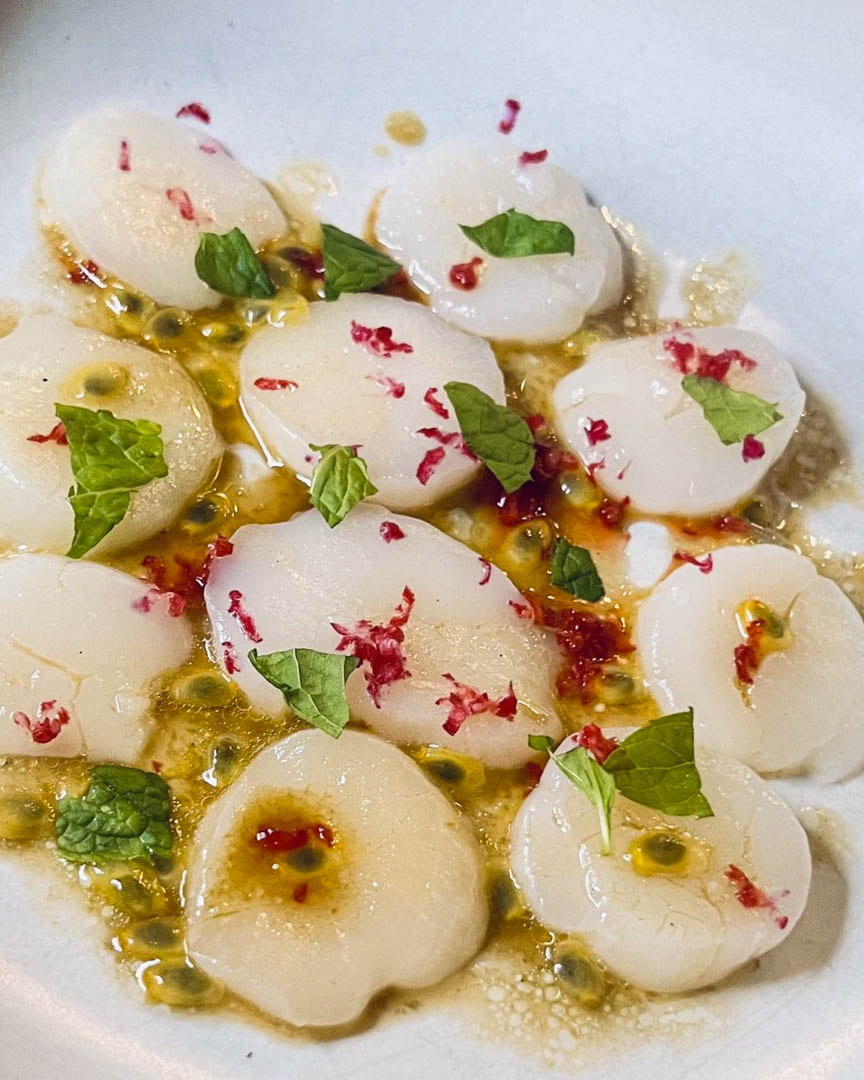 Crudo på pilgrimsmusslor, passionsfrukt och yuzu Crudo på pilgrimsmusslor, passionsfrukt och yuzu