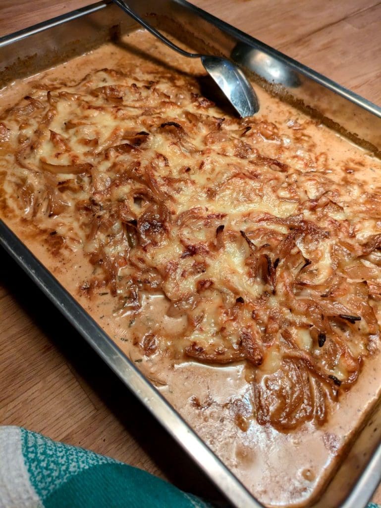Chiligratinerad fläskytterfilé 10 Gratinerad fläskytterfilé med lök i en ugnsform, täckt med ett gyllene lager av ost.