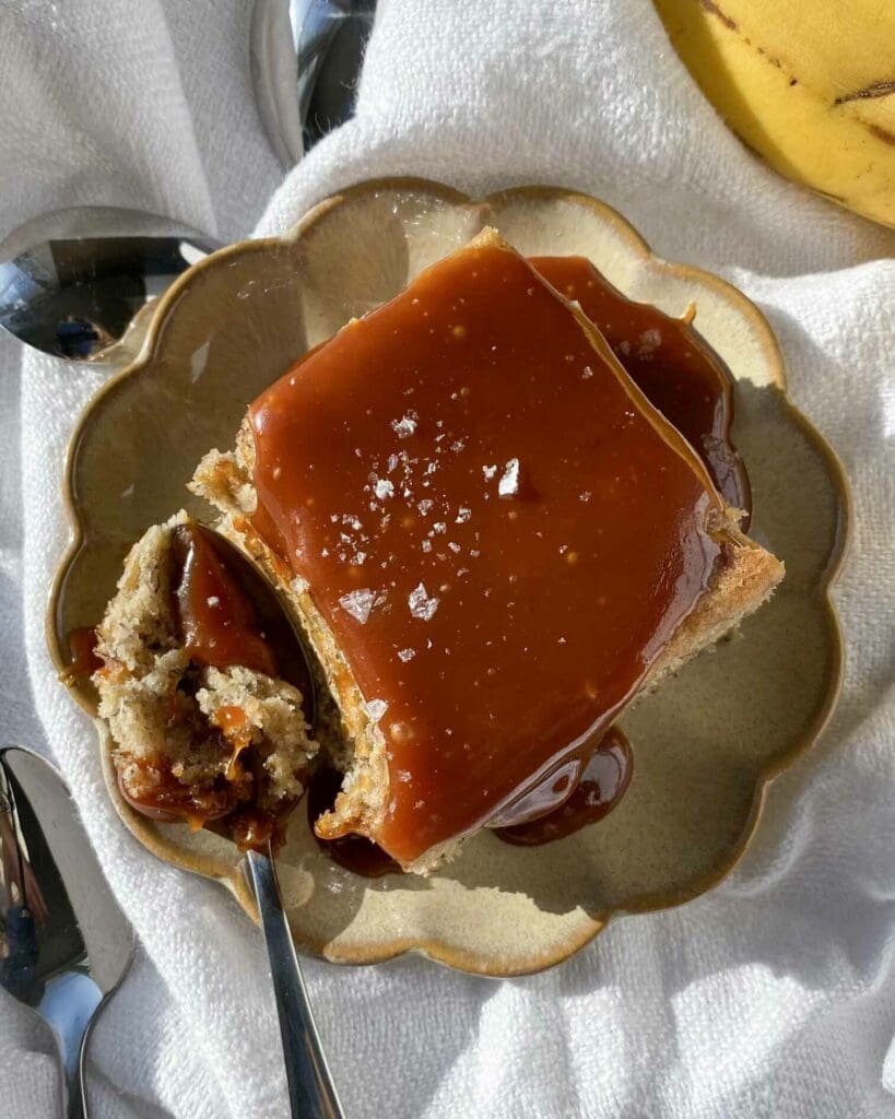 Bananbröd med kakao 7 En bit banankaka med kolaglasyr och havssalt på en tallrik med sked.