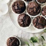 En tallrik med chokladmuffins, dekorerade med havssalt och bitar av choklad.