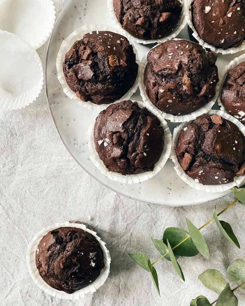 Tigermuffins 11 En tallrik med chokladmuffins, dekorerade med havssalt och bitar av choklad.