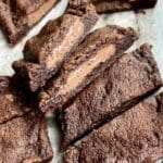 Chokladsnittar med inbakad choklad, skurna i bitar och placerade på en yta.