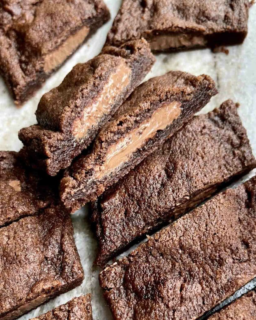 Kolasnittar med inbakad nougat 6 Chokladsnittar med inbakad choklad, skurna i bitar och placerade på en yta.