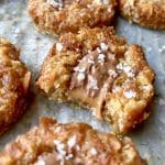 Havrekaksmuffins med en bit choklad i mitten, toppade med havssalt.