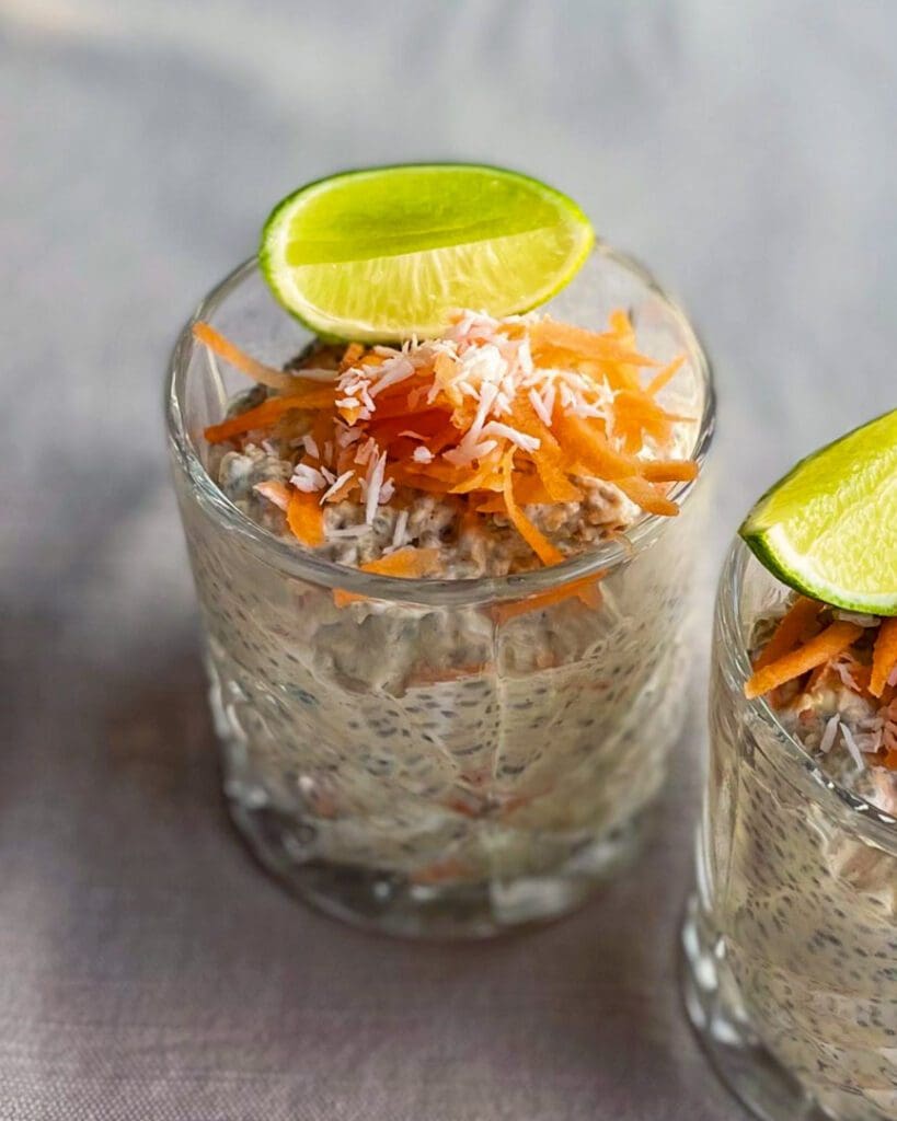 Grekisk yoghurt med smörstekta päron 11 Två glas med morotskaka overnight oats toppade med lime och riven morot.