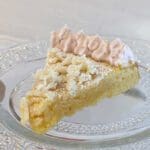 En bit saffranskladdkaka med lingongrädde på en glasfat.