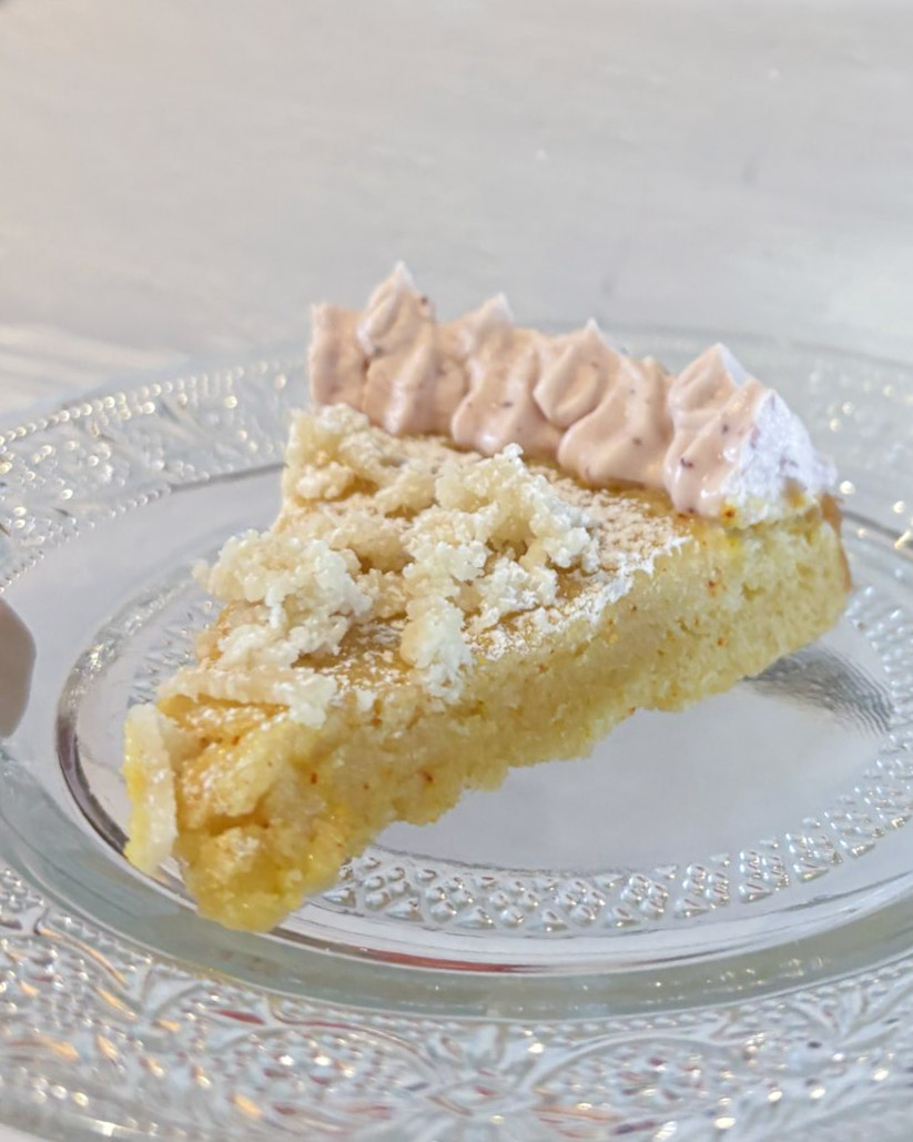 Saffranskladdkaka med lingongrädde Saffranskladdkaka med lingongrädde
