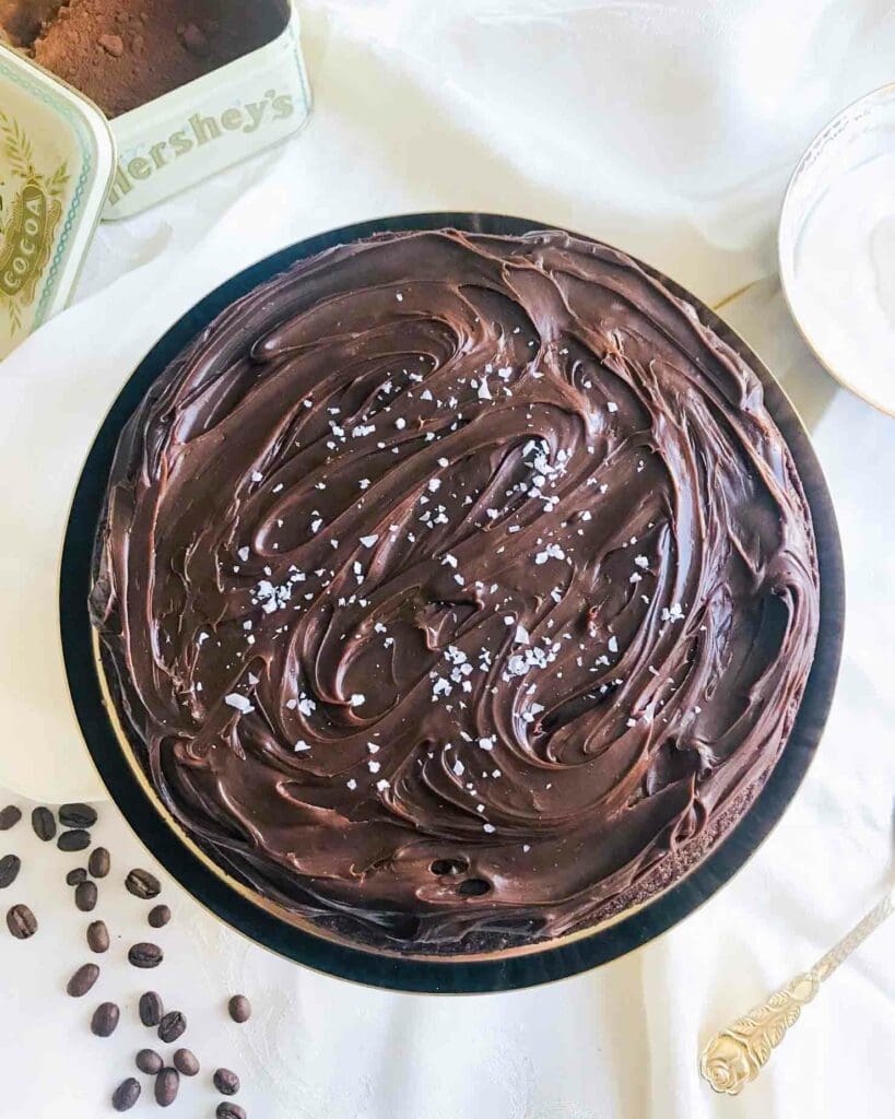 Kakao – Hälsofördelar, näringsinnehåll och skillnaden på raw kakao och kakaosmör 11 Kaffekladdkaka med en slät chokladtopping och ett strö av havssalt på toppen.