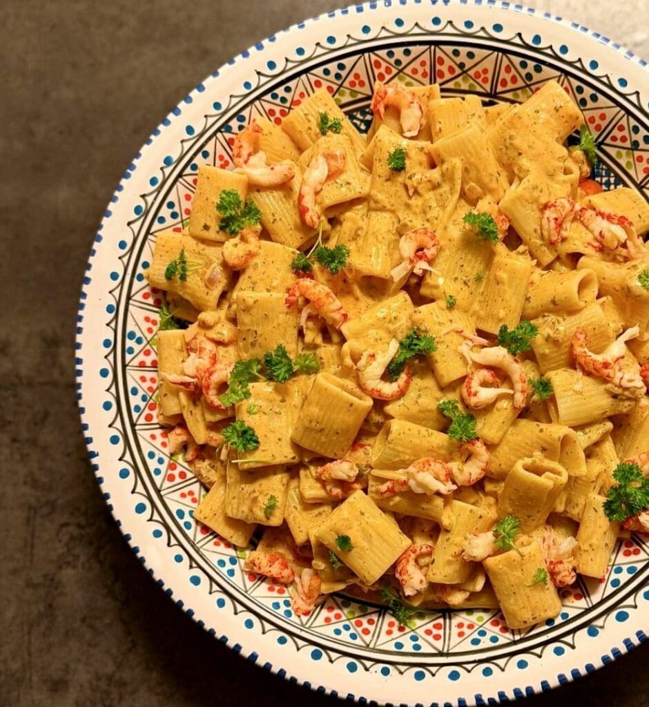 Linsbollar med spagetti i tomatsås 5 En skål med kraftpasta blandad med räkor och grönsaker, dekorerad med färsk persilja.