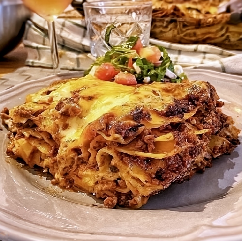 Grillade shish kebabspett med vitlökssås 6 En portion lasagne med köttfärs, ost och grönsaker på en tallrik.