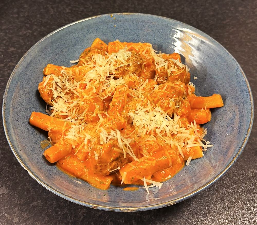 Pasta med köttbullar i rostad paprikasås Pasta med köttbullar i rostad paprikasås